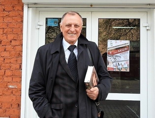 Протягом усього життя Сергій Сафулько був нерозлучний з книгою.