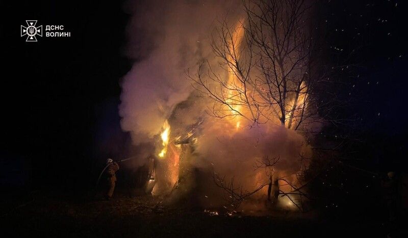 Ймовірна причина пожежі – необережне поводження з вогнем невстановлених осіб. Фото: ДСНС Волині.
