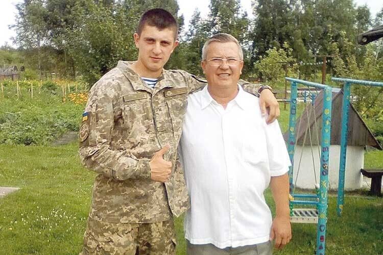 Коротка зустріч із батьком. Фото зроблене в 2020 році, коли юнак навчався в Одеській військовій академії.