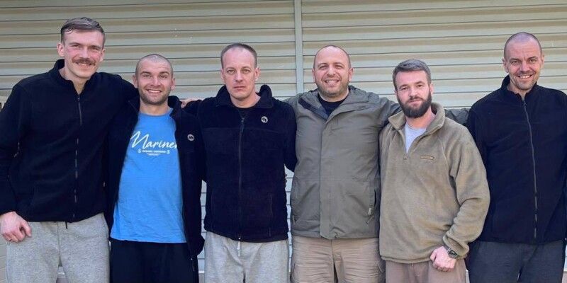 Українські воїни Денис Прокопенко, Сергій Волинський, Денис Шлега, Святослав Паламар, Олег Хоменко із головою Фонду державного майна Рустемом Умєровим.