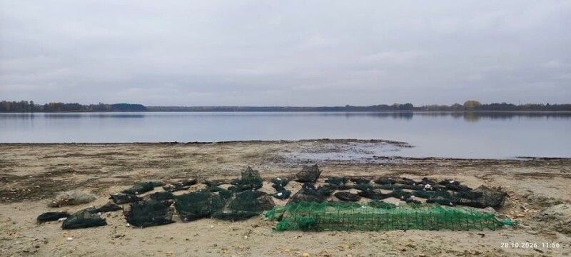Правоохоронці вилучили 54 раколовки, ятір і дві сітки.  Фото: Волинський рибоохоронний патруль.