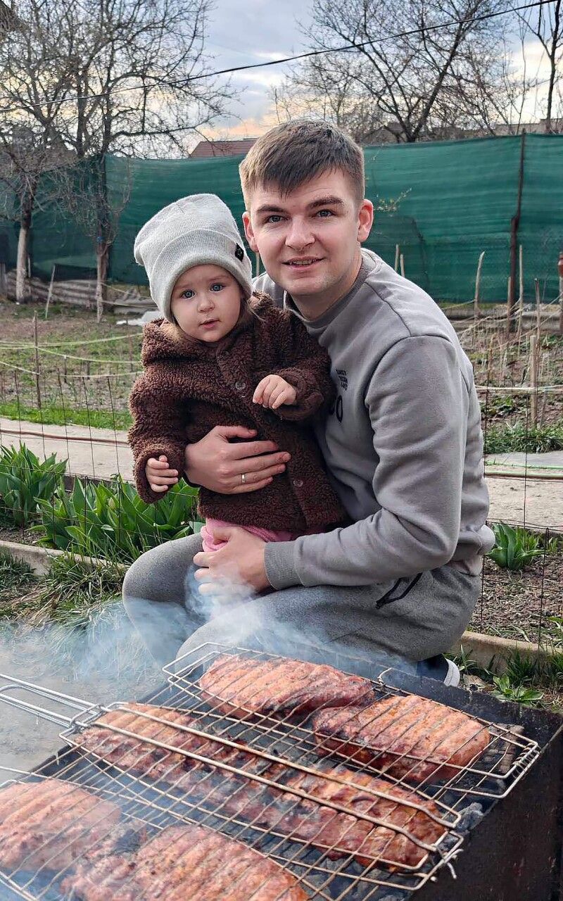 Маленька Соня знає, що тато захищає Україну.