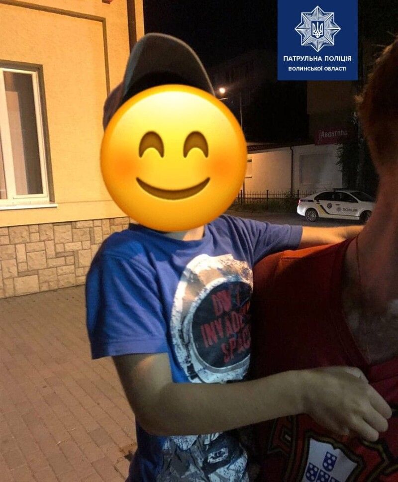 Хлопчик пішов з дому, коли тато спав.