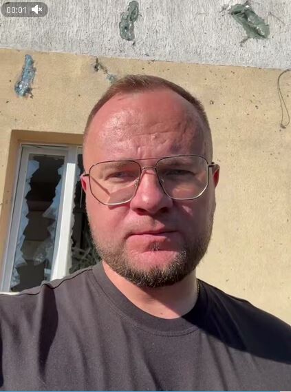 Міський голова Луцька Ігор Поліщук біля одного з пошкоджених будинків міста. Фотоскрін: Телеграм-канал Ігоря ПОЛІЩУКА. 