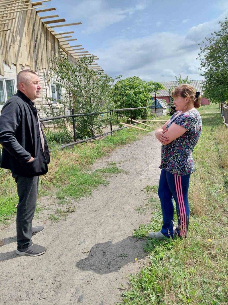 Мешканка села Діброва багатодітна мати Валентина  Гончик і староста Залаззівського старостинського округу Валерій Дмитрук.