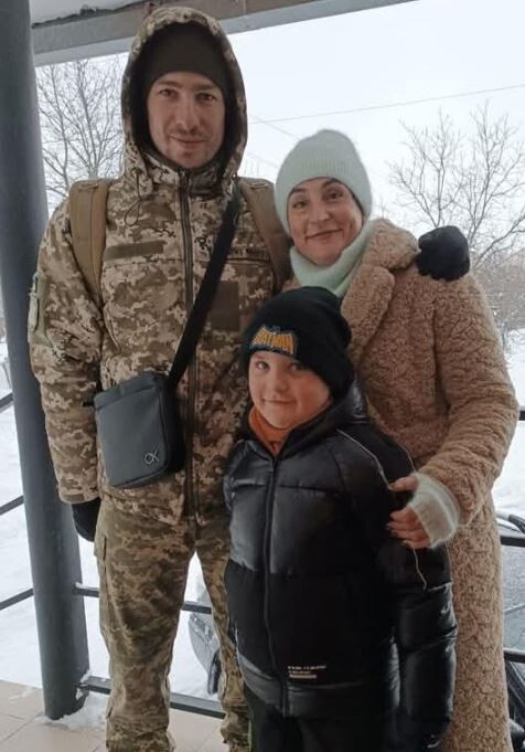 Святослав разом з мамою Іриною Григорівною  і братом Артемом.\
