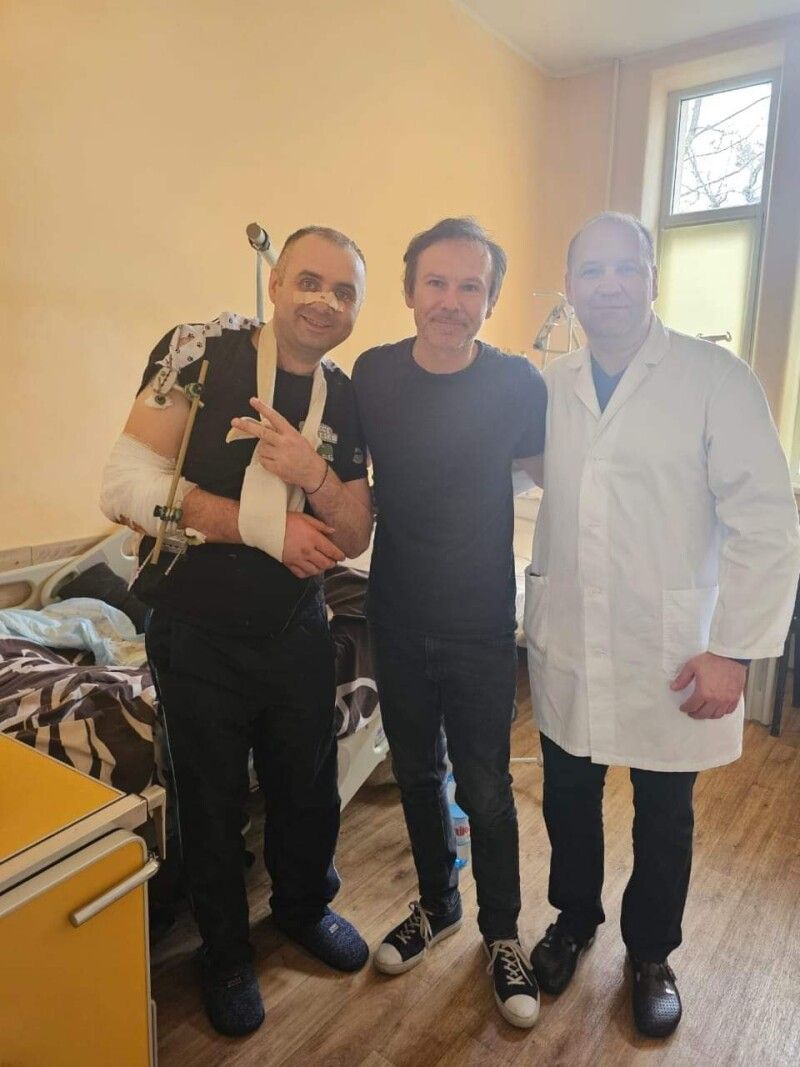 Зустріч у госпіталі – на фото Віктор Сидорук, лідер гурту «Океан Ельзи» Святослав Вакарчук і лікар, котрий повертає до життя поранених у боях воїнів.