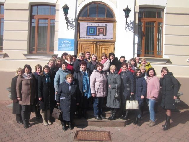 Горохівчани-освітяни біля Національного університету «Острозька академія».