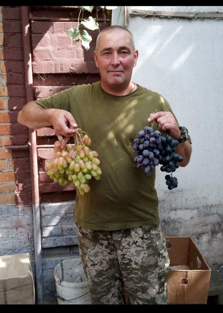 Такий гарний виноград Володимир побачив на Запоріжжі і, мабуть, перша думка була, аби виростити такий же на своєму обійсті, в Рожищі. 