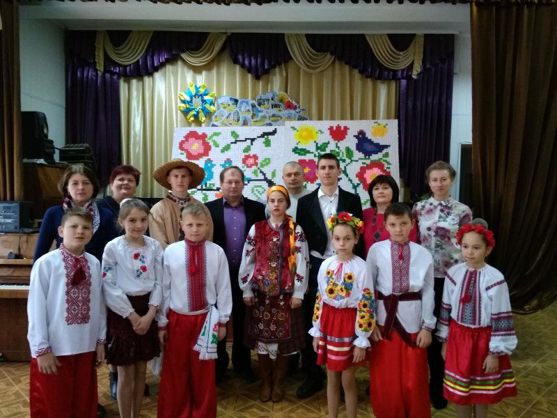 Юні театрали школи-гімназії з вчителями Ларисою Дашкевич,  Олександром Трачуком,  Лілією Органістою,  Надією  Гайдук, керівником театру Любов’ю Бойко і директором Володимиром Зінчуком.