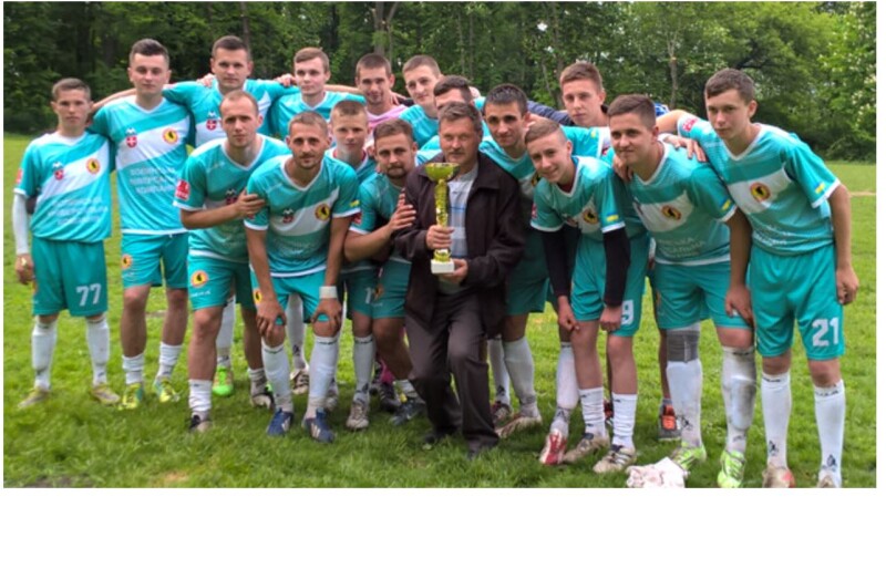 Батько Героя України Івана Тарасюка – Микола Тарасюк – із Кубком турніру, який у 2017 році виборов ФК «Олика». 