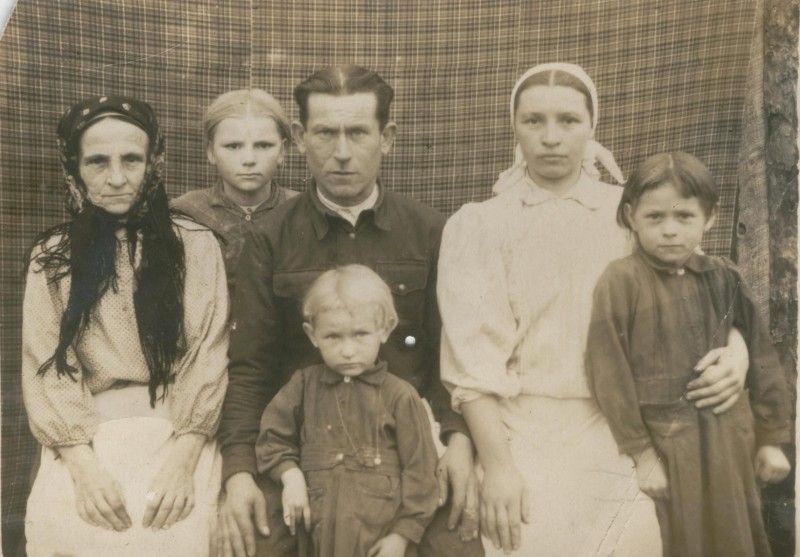 На знімку 60-літньої давнини: Катерина Коць із чоловіком Юхимом, доньками та своєю мамою Надією Яківною.