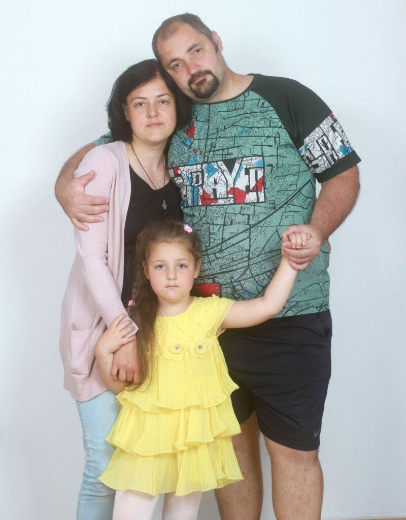 Сім'я переселенців Стойнових із донькою.