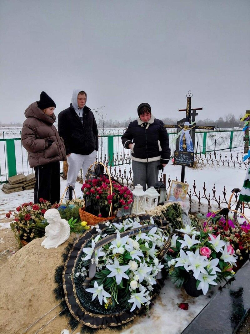 На могилі Андрія (справа наліво) його мама Оксана Олександрівна, друг Костя й сестра Анна.