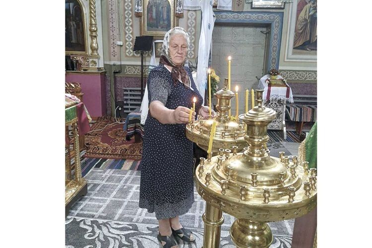 Ольга Назаревич разом із іншими парафіянами Преображенського храму просить Бога,  аби вберіг синів.