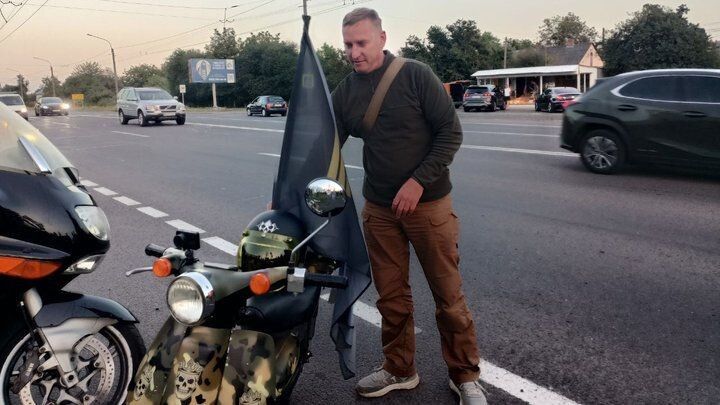 На в’їзді у Луцьк Ігоря Буренка зустріли волонтери та байкери місцевого клубу.