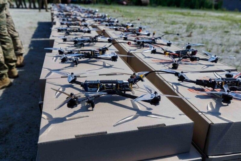 Цього разу команда п’ятого Президента привезла у підрозділ ДШВ  400 FPV-дронів різних модифікацій, вантажівки та іншу техніку  на загальну суму 12 мільйонів гривень.