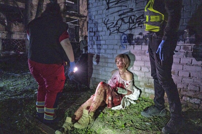 65-річна Валерія Синюк біля свого пошкодженого будинку 24 квітня 2025 року.