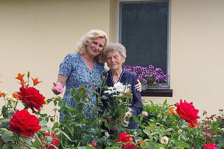 Пані Інна та її мама Ніна Іванівна серед квіткового царства  біля їхнього будинку.