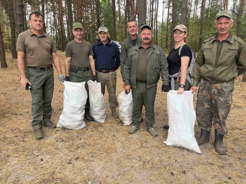 Учасники екологічної толоки – команда Пульмівського лісництва, до якої долучилася й переселенка Людмила Порфіленко.