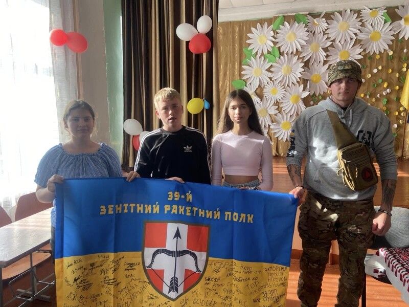 в День Героїв, ліцей селища Головне зустрічав дорогого гостя, свого випускника, а зараз – досвідченого кулеметника 39-го зенітного ракетного полку, Юрія Цьося.