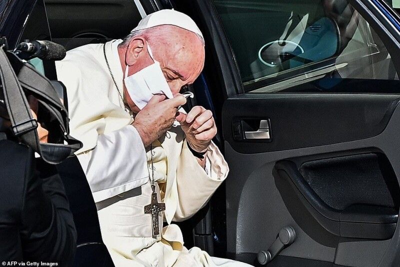 Папа зняв маску, коли вийшов із машини. Фото reuters.com.