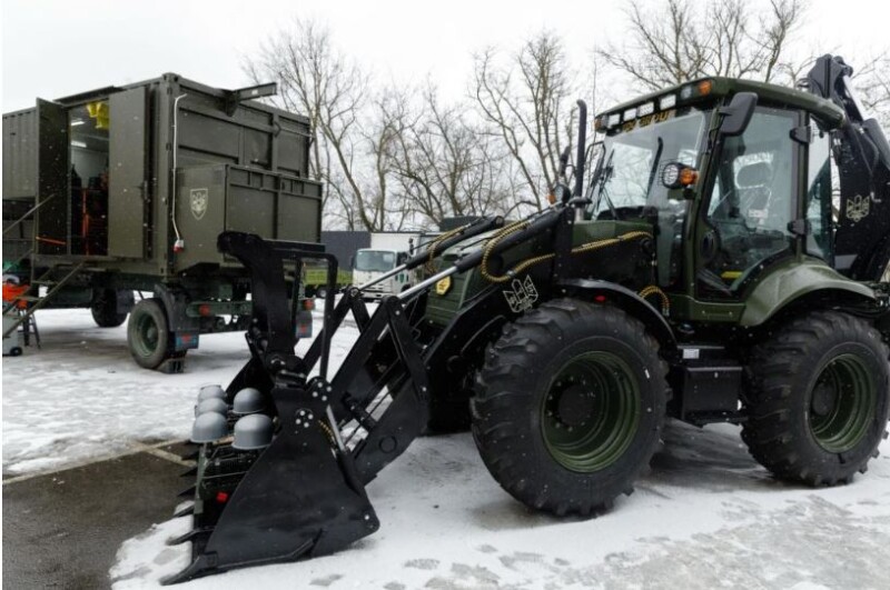 Чотири артилерійські бригади отримали набір для будівництва укріплень – екскаватори та мобільні пилорами. 