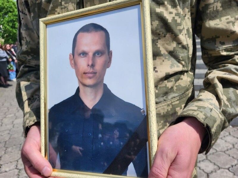 В останній земний шлях Дмитра проводжали побратими. 