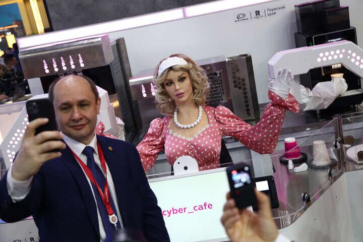 путіну на економічному форумі у Санкт-Петербурзі покажуть робота-баристу, який схожий на Оксану Марченко.