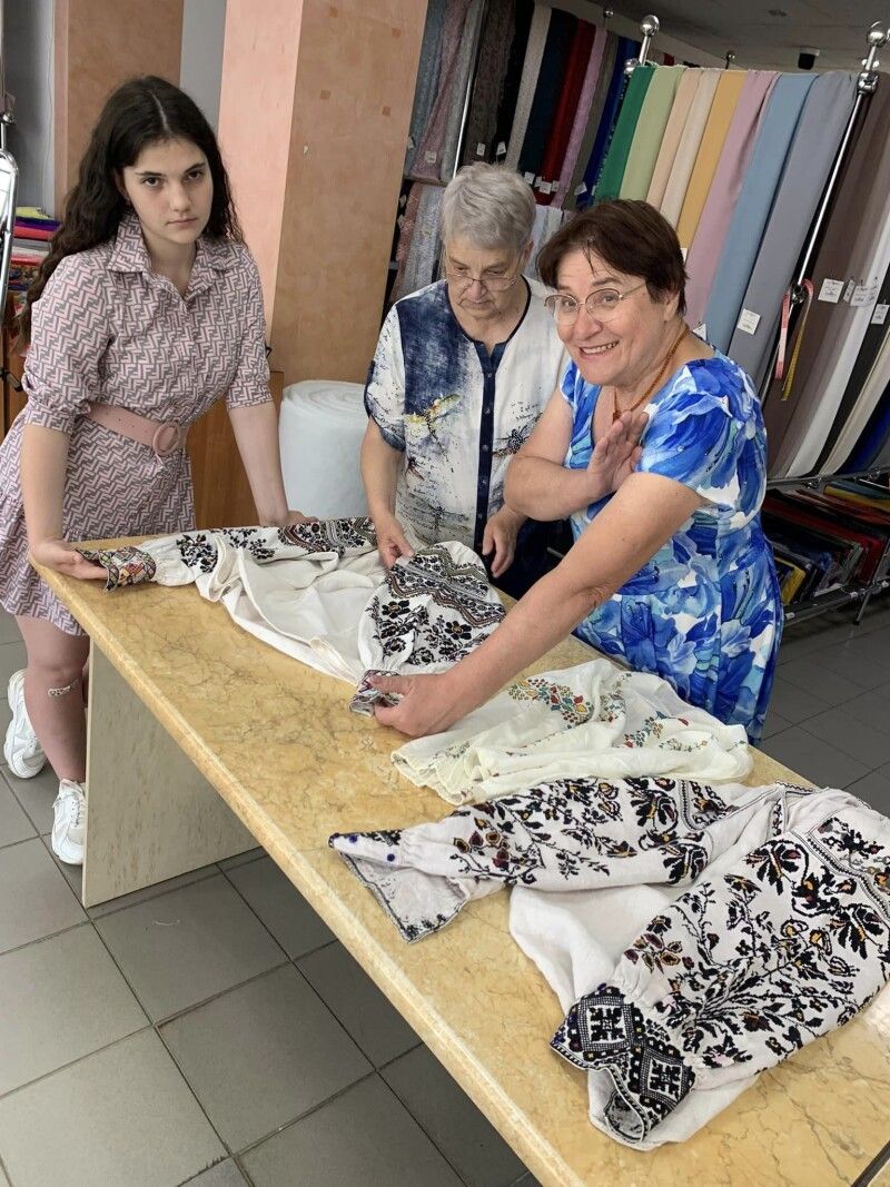 Одна з двох сорочок мами й бабусі нововолинської вчительки Лілії Євгенівни Вальчук вишита була під час заслання родини  до Сибіру.