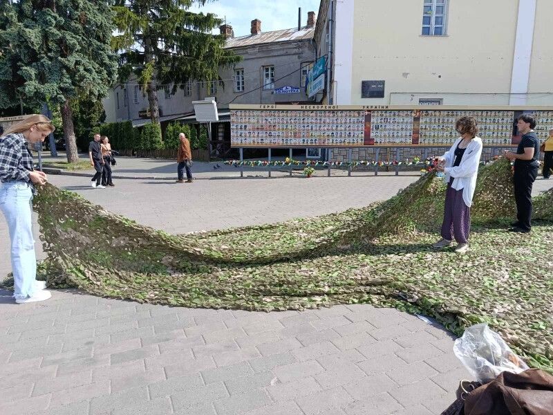 У плетіння маскувальної сітки душу і серце вкладали Аксінія Марченко, Тарас Приймак, Валерія Максименко та Анна Шевчук.