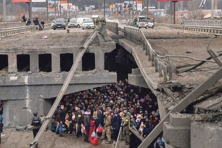 Світлина, на яку неможливо дивитися без сліз: евакуація в Ірпені під Києвом.
