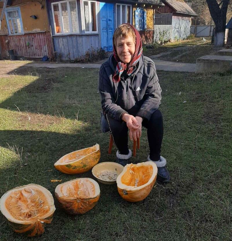 Вчителька Галина Шнурук – одна з тих трьох мешканців села Локутки, які ще тримають корову.  