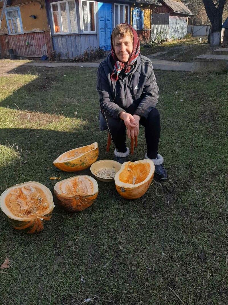 Вчителька Галина Шнурук – одна з тих трьох мешканців села Локутки, які ще тримають корову.  