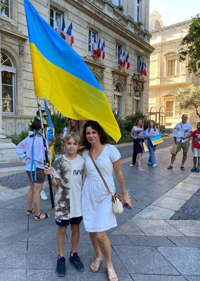 Син Марини Гончар взяв синьо-жовте знамено на благодійний ярмарок у Франції, де збирали гроші для України.