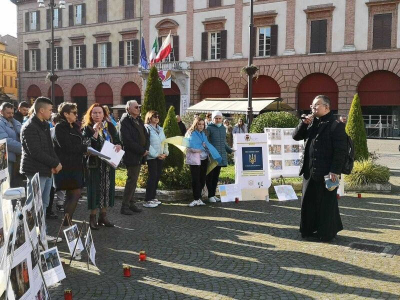 Священник греко-католицької церкви отець Василь Романюк звернувся до присутніх із молитвою.