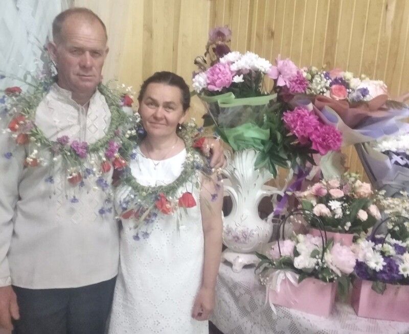 У день весілля наймолодшої доньки батькам одягли традиційні  вінки.