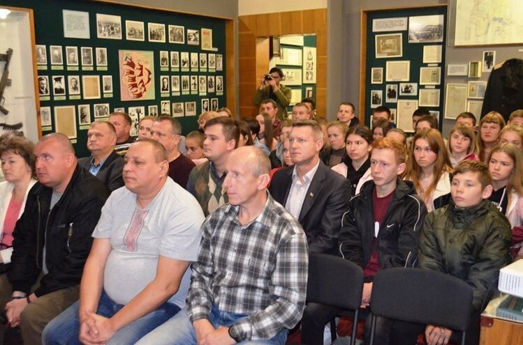 Учасники презентації уважно слухали cпогадами ветеранів роти «Світязь» Андрія Квача та Михайла Талімончука.