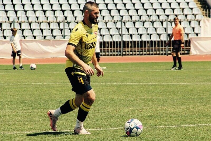 З м'ячем – Іван Жуковський. Фото з архіву Івана ЖУКОВСЬКОГО.