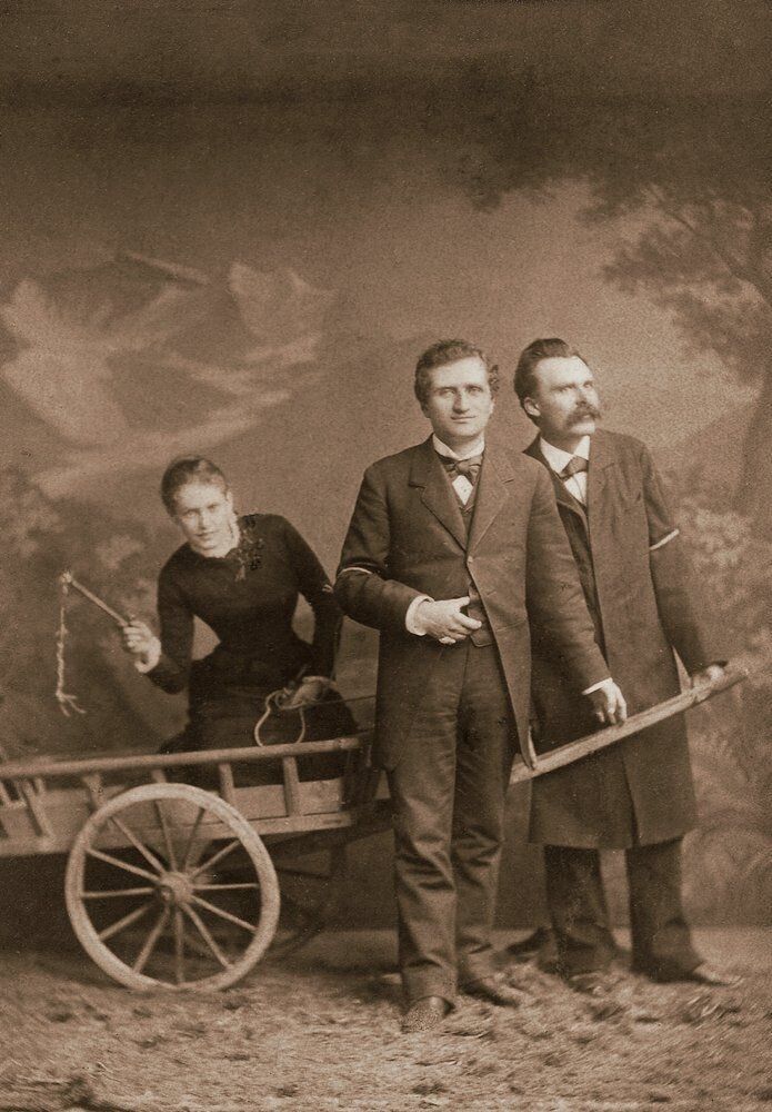 Знаменита фотографія 1882 року з Люцерна – Лу з батогом, а Ніцше (з вусами)  і Ре запряжені у воза – стала символом того, що тогочасне консервативне суспільство просто не могло осмислити.