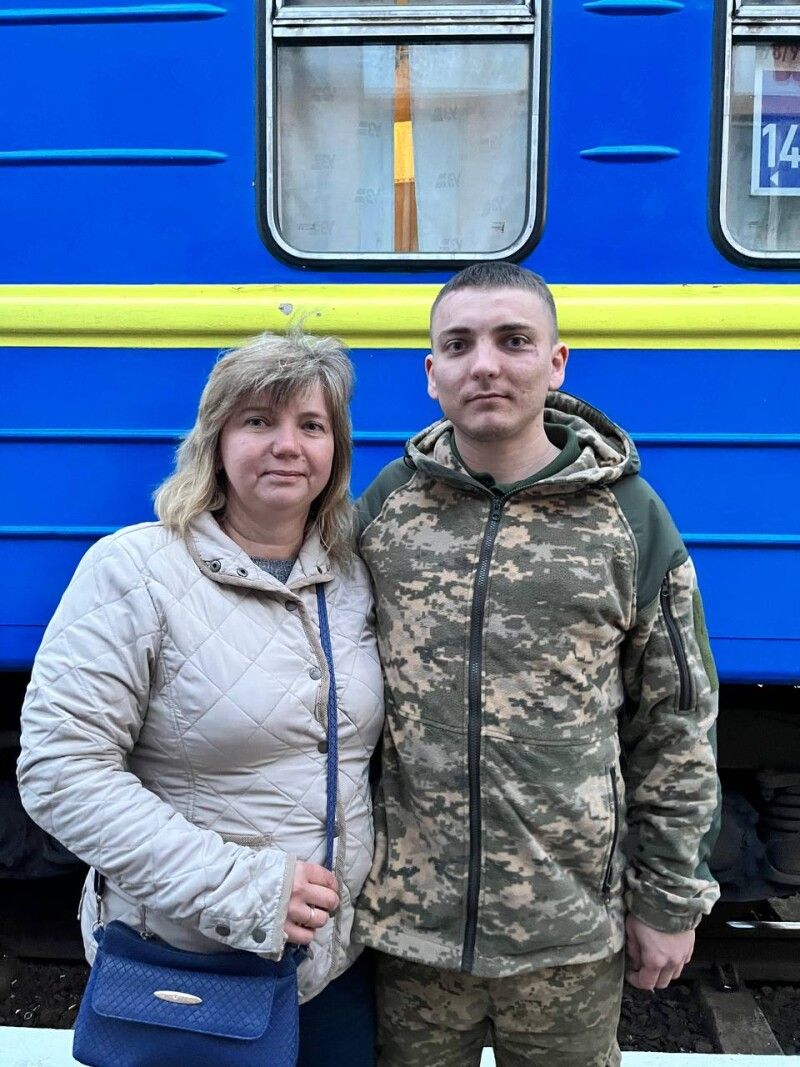 Оксана Войтюк проводжає сина на війну після його короткочасної відпустки.
