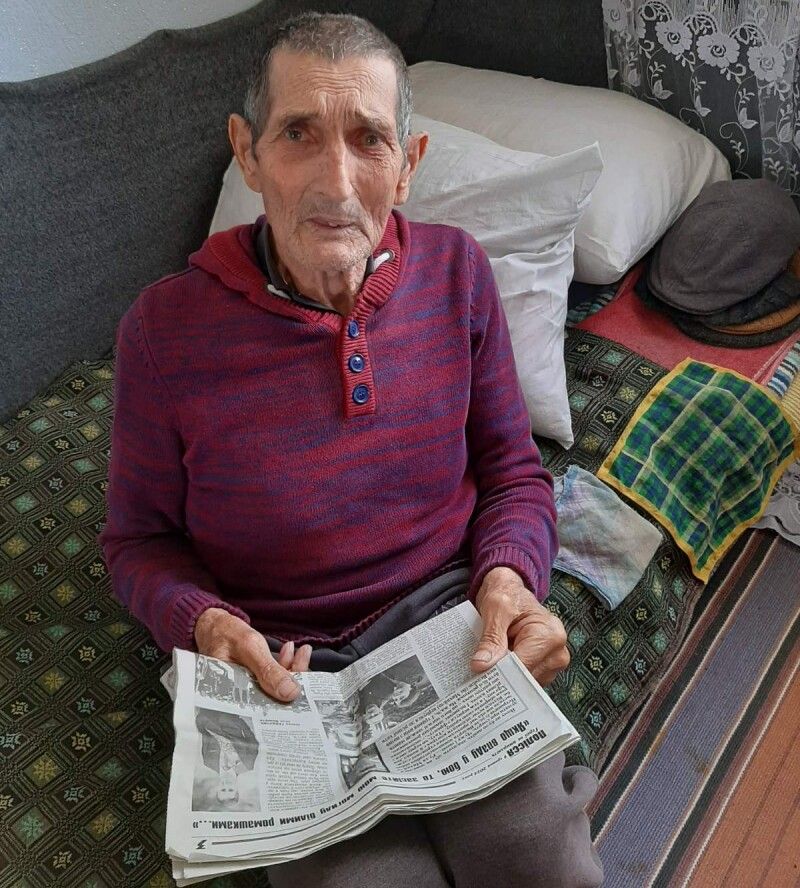 86-літній Іван Безпалько вдячний Юлії, яка його – престарілого й самотнього – не покинула напризволяще під обстрілами.