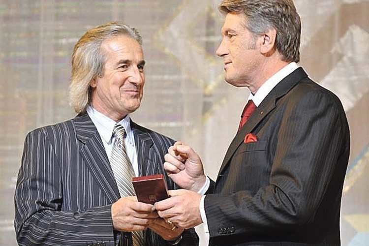 Почесне звання «Заслужений художник України» майстру вручив  Віктор Ющенко.