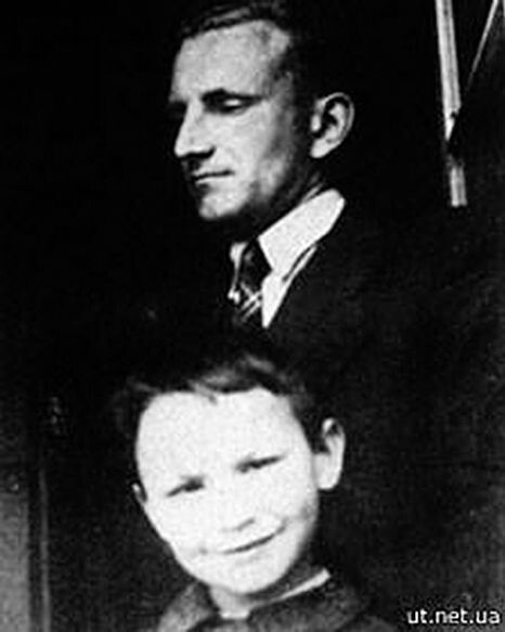 Син і батько Шухевичі. Юрій Романович згадував, що його тато «був дуже  родинний, добрий, але тримав  мене суворо».
