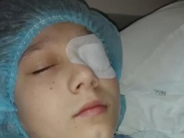 У Маріуполі хлопчика поранило в око. На фото – Сашко  в київській лікарні «Охматдит».