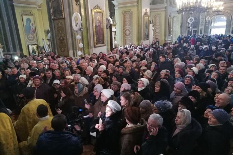 Сотні вірян хочуть побачити церковний указ про автокефалію ПЦУ.