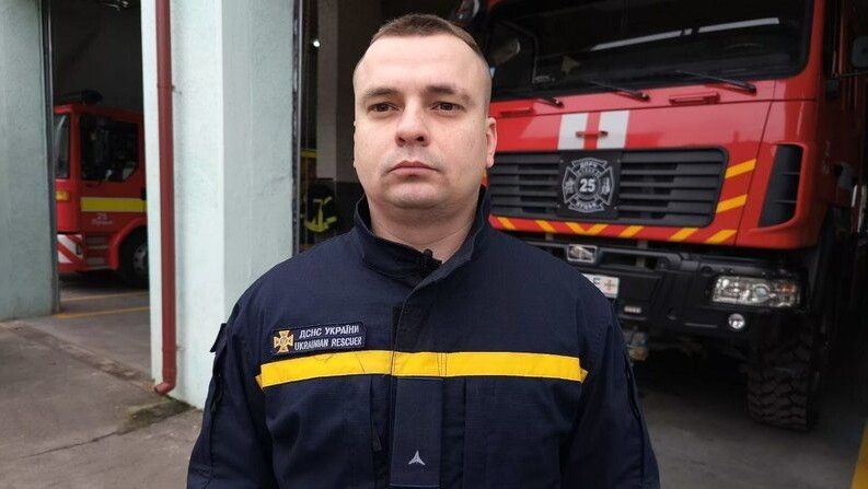 Рятувальник Михайло Дацюк отримав осколкові поранення через вибухи на аеродромі у Луцьку. Фото – «Суспільне Луцьк».