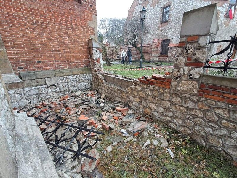 Авто проломило паркан і пошкодило стіну церкви у центрі Кракова. Фото: Войцеха МАТУСІКА. 
