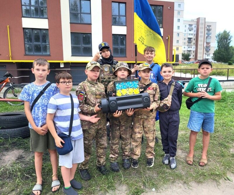 Маленькі волонтери з великим серцем мріють про мир.
