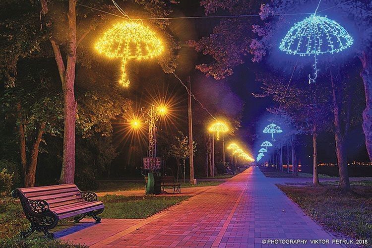 Алея парасольок в Центральному парку відпочинку імені Лесі Українки  в обласному центрі Волині особливо чарівна увечері.